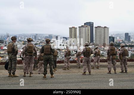 San Diego, Californie, États-Unis. 7 février 2025. Les troupes du corps des Marines des États-Unis patrouillent la zone frontalière américano-mexicaine vue depuis San Diego, en Californie, alors que le département de la Défense déployait 1 600 soldats en service actif à la frontière pendant la deuxième semaine du président américain Donald Trump au pouvoir. Michael Cederholm, commandant de la I Marine Expeditionary Force, parle des Marines américains déployés près du port d'entrée de San Ysidro avec Tijuana, basse-Californie, Mexique à l'arrière, le vendredi 07 février 2025. (Crédit image : © Carlos A. Moreno/ZUMA Press Wire) USAGE ÉDITORIAL SEULEMENT! Pas pour Comm Banque D'Images