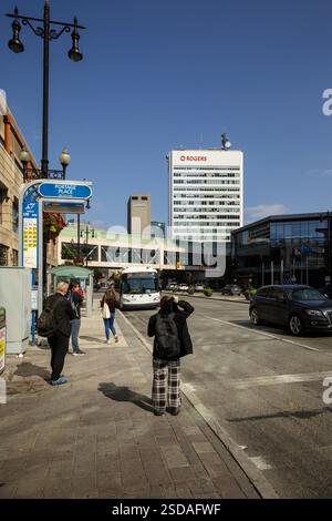 L'arrêt d'autobus Portage place sur l'avenue Portage à Winnipeg, Manitoba, Canada Banque D'Images