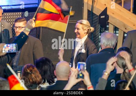 Alice Weidel, Vorsitzende der AFD, umjubelt von Anhängern, BEI Wahlkampfauftritt in Greding, 7. Février 2025 Deutschland, Greding, 07. Février 2025, Alice Weidel, 46, Vorsitzende der AFD, umjubelt von Anhängern mit Deutschlandfähnchen, BEI Wahlkampfauftritt in Bayern, Rede vor knapp 2000 Anhängern im Hippodrom in Greding, Altmühltal, Weidel wird von der AFD als Kanzlerin der Herzen beworben, Wahlkampf, Politikerin, Politik, Bayern, Banque D'Images