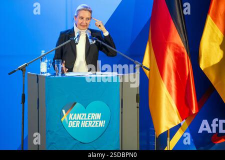 Alice Weidel, Vorsitzende der AFD, BEI Wahlkampfrede in Greding, 7. Février 2025 Deutschland, Greding, 07. Février 2025, Alice Weidel, 46, Vorsitzende der AFD, BEI Wahlkampfauftritt in Bayern, Rede vor knapp 2000 Anhängern im Hippodrom in Greding, Altmühltal, Weidel wird von der AFD als Kanzlerin der Herzen beworben, von ihren Anhängern bejubelt, Wahlkampf, Politikerin, Politik, Bayern, Banque D'Images