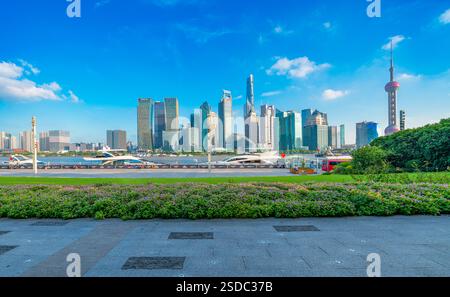 North Bund Cruise City, Shanghai, Chine et le paysage urbain de Lujiazui de l'autre côté Banque D'Images