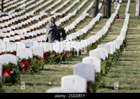 Des bénévoles participent à la 33e Wreaths Across America Day au cimetière national d'Arlington, Arlington, Virginie, 14 décembre 2024. Ce jour-là, plus de 32 000 bénévoles placent environ 260 000 couronnes dans chaque tombe et colonne de niche du cimetière national d'Arlington. (Photo de l'armée américaine par Elizabeth Fraser / cimetière national d'Arlington / publiée) Banque D'Images