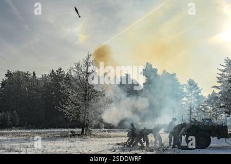 Les parachutistes américains affectés au 1er escadron, 91e régiment de cavalerie, 173e brigade aéroportée tirent un mortier de 120 mm lors d'un exercice de tir réel dans la zone d'entraînement de Grafenwoehr du 7e Army Training Command, Allemagne, 22 janvier 2025. La 173e brigade aéroportée est la force de réponse de contingence de l'armée américaine en Europe, fournissant des forces rapidement déployables dans les zones de responsabilité du commandement européen, africain et central des États-Unis. Déployée en avant en Italie et en Allemagne, la brigade s’entraîne régulièrement aux côtés des alliés et des partenaires de l’OTAN pour établir des partenariats et renforcer l’alliance. (U.S. Army ph Banque D'Images