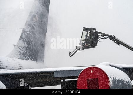 Un gardien affecté au 171st maintenance Group utilise un véhicule de dégivrage pour souffler la neige d'un avion KC-135 Stratotanker Dec. 20, 2024, à la 171st Air ravitaillement Wing près de Pittsburgh, Pennsylvanie. L'avion doit être dégagé de neige et de glace avant le décollage. (Photo de la U.S. Air National Guard par Tech. Sgt. Zoe M. Wockenfuss) Banque D'Images