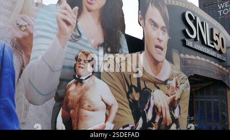 Los Angeles, Californie, États-Unis 6 février 2025 SNL Saturday Night Live 50 Anniversary Billboard avec Chris Farley et Bill Hader sur Sunset Blvd le 6 février 2025 à Los Angeles, Californie, États-Unis. Photo de Barry King/Alamy Stock photo Banque D'Images