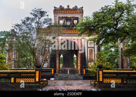 Le pavillon massif de la stèle au Mausolée tu Doc, Hue, Vietnam, lundi 04 novembre, 2024. photo : David Rowland / One-Image.com Banque D'Images