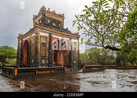 Le pavillon massif de la stèle au Mausolée tu Doc, Hue, Vietnam, lundi 04 novembre, 2024. photo : David Rowland / One-Image.com Banque D'Images