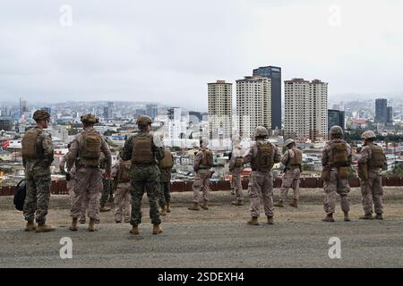 San Diego, Californie, États-Unis. 7 février 2025. Les troupes du corps des Marines des États-Unis patrouillent la zone frontalière américano-mexicaine vue depuis San Diego, en Californie, alors que le département de la Défense déployait 1 600 soldats en service actif à la frontière pendant la deuxième semaine du président américain Trump au pouvoir. Michael Cederholm, commandant de la I Marine Expeditionary Force, parle des Marines américains déployés près du port d'entrée de San Ysidro avec Tijuana, basse-Californie, Mexique en arrière-plan. (Crédit image : © Carlos A. Moreno/ZUMA Press Wire) USAGE ÉDITORIAL SEULEMENT! Non destiné à UN USAGE commercial ! Banque D'Images