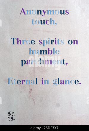 Touche anonyme, trois esprits sur un humble parchemin, Éternel en regard. Kendrick Winslow's Silver Writers' Guild. Art de Zsuzsa Szikra. Poésie Art Print, Triplumes est une forme poétique unique inspirée du haïku traditionnel, composée de trois lignes qui capturent des moments de clarté, d'émotion et de perspicacité. Dans notre collection, nous embrassons la liberté de la langue, où le mélange des mots et la suppression des traits d'Union est plus qu'un choix stylistique, c'est une façon de transmettre l'unité et la proximité entre les idées, créant une expression fluide et compacte qui résonne avec les rythmes de la vie moderne. Banque D'Images