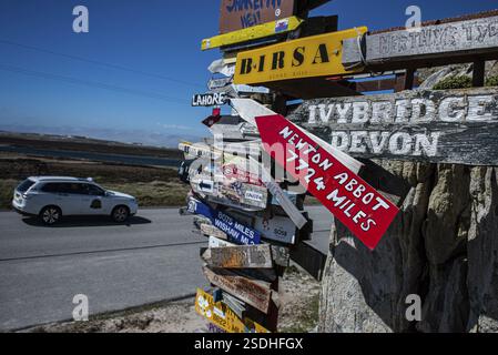 Totem avec des panneaux de distance sur une rue à Stanley, îles Falkland, Grande-Bretagne, Atlantique Sud, Amérique du Sud Banque D'Images