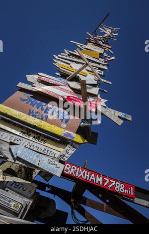 Totem avec des panneaux de distance sur une rue à Stanley, îles Falkland, Grande-Bretagne, Atlantique Sud, Amérique du Sud Banque D'Images