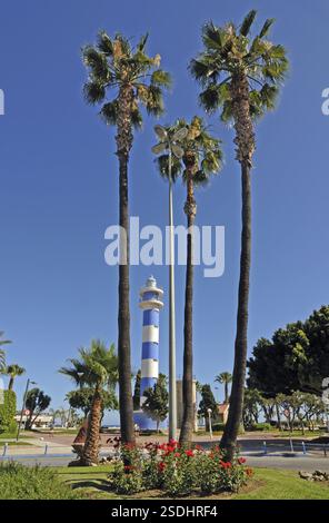 Espagne, Andalousie, Torre del Mar, plage, phare, palmiers, Europe Banque D'Images