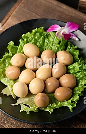 Grignoter des œufs de caille en saumure Banque D'Images