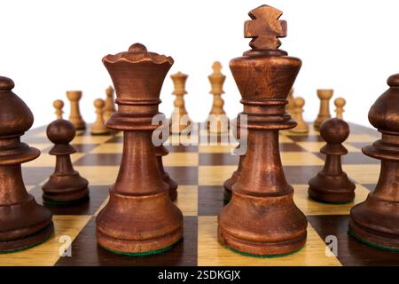 Gros plan de la position de départ dans le jeu d'échecs sur échiquier en bois et pièces d'échecs, Banque D'Images