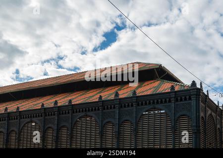 Malaga, Espagne, 28 décembre 2024 Mercado de Atarazanas, marché alimentaire central où les habitants de Malga viennent acheter des produits frais, du poisson et des tapas Banque D'Images