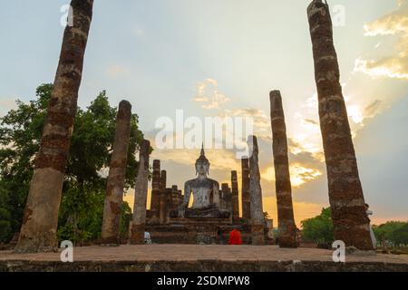 Le parc historique de Sukhothai est un endroit magnifique et précieux avec plus de 700 ans d'histoire en Thaïlande. Banque D'Images