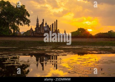 Le parc historique de Sukhothai est un endroit magnifique et précieux avec plus de 700 ans d'histoire en Thaïlande. Banque D'Images