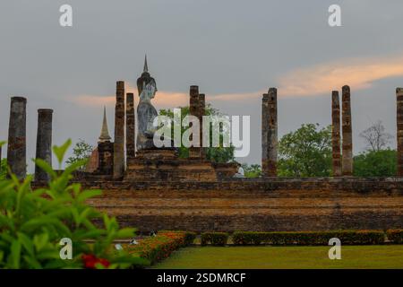 Le parc historique de Sukhothai est un endroit magnifique et précieux avec plus de 700 ans d'histoire en Thaïlande. Banque D'Images