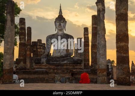 Le parc historique de Sukhothai est un endroit magnifique et précieux avec plus de 700 ans d'histoire en Thaïlande. Banque D'Images