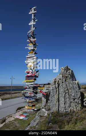 Totem avec des panneaux de distance sur une rue à Stanley, îles Falkland, Grande-Bretagne, Atlantique Sud, Amérique du Sud Banque D'Images