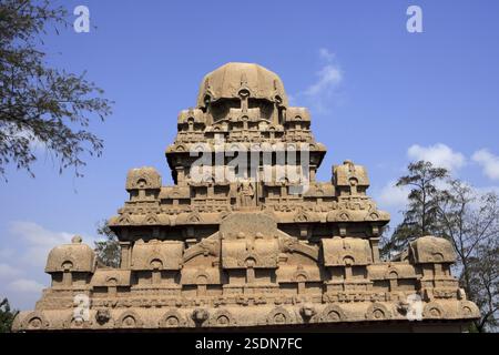 Dharmaraja Ratha et Pancha Rathas sculpté des temples de sculpture de pierre monolithe, Mahabalipuram, District Chengalpattu, Tamil Nadu, Inde Patrimoine mondial de l'UNESCO Banque D'Images
