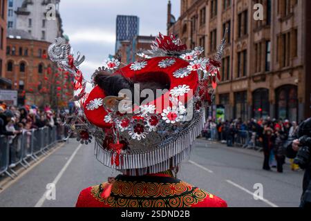 Une femme vêtue d'un costume traditionnel pour le nouvel an lunaire à Manchester Royaume-Uni Banque D'Images