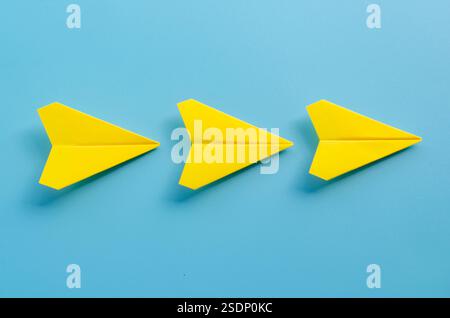 Vue rapprochée des avions en papier jaune origami avec espace personnalisable pour le texte. Banque D'Images