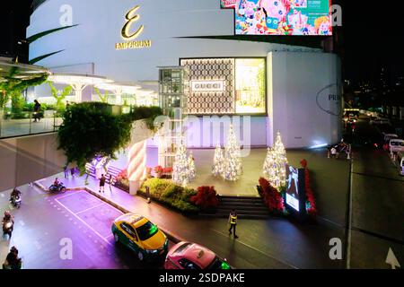 Bangkok, Thaïlande - 9 janvier 2024 : vue ou atmosphère de shopping et visite à pied de l'Emporium de bts Skytrain à la station Phrom Phong à Bangkok Banque D'Images