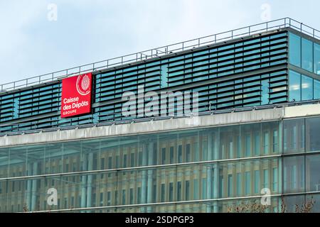 Vue extérieure un bâtiment du groupe Caisse des Dépôts et Consignations (CDC), établissement financier public français créé en 1816 Banque D'Images