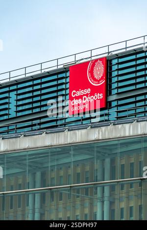 Enseigne et logo sur un bâtiment du groupe Caisse des Dépôts et Consignations (CDC), établissement financier public français créé en 1816 Banque D'Images