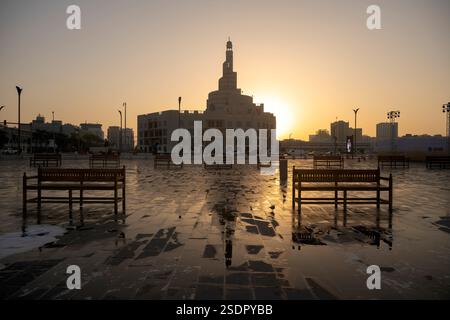La mosquée Al Fanar est l'un des monuments les plus célèbres de Doha, caractérisé par sa forme en spirale, et est situé près du Souq Waqif, Doha Qat Banque D'Images
