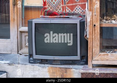 Doha, Qatar - 31 janvier 2025 : vieille télévision dans la boutique. Écran vierge des téléviseurs rétro Banque D'Images