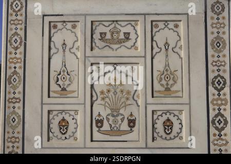 Technique européenne d'incrustation de pierres semi-précieuses colorées dans la tombe d'Itimad-ud-Daula, Agra, Uttar Pradesh, Inde, Asie Banque D'Images