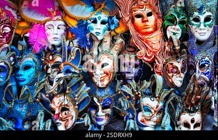 une multitude de masques colorés Banque D'Images