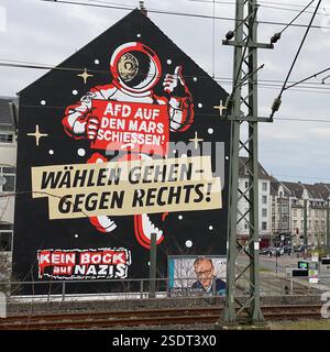 Graffiti auf Hausfassade à Düsseldorf. 'AFD auf den mars schiessen' und 'wählen gehen-gegen Rechts' sowie 'Kein Bock auf Nazis' steht auf dem Haus Banque D'Images