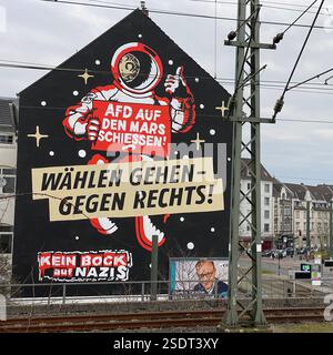 Graffiti auf Hausfassade à Düsseldorf. 'AFD auf den mars schiessen' und 'wählen gehen-gegen Rechts' sowie 'Kein Bock auf Nazis' steht auf dem Haus Banque D'Images
