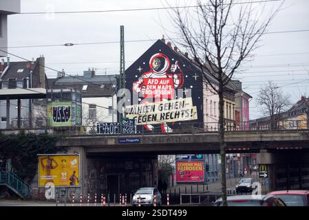 Graffiti auf Hausfassade à Düsseldorf. 'AFD auf den mars schiessen' und 'wählen gehen-gegen Rechts' sowie 'Kein Bock auf Nazis' steht auf dem Haus Banque D'Images