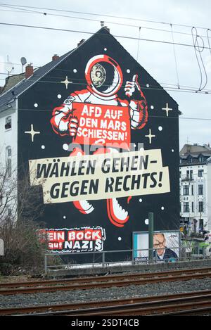 Graffiti auf Hausfassade à Düsseldorf. 'AFD auf den mars schiessen' und 'wählen gehen-gegen Rechts' sowie 'Kein Bock auf Nazis' steht auf dem Haus Banque D'Images