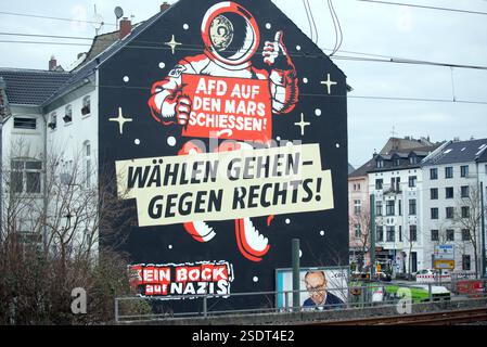 Graffiti auf Hausfassade à Düsseldorf. 'AFD auf den mars schiessen' und 'wählen gehen-gegen Rechts' sowie 'Kein Bock auf Nazis' steht auf dem Haus Banque D'Images