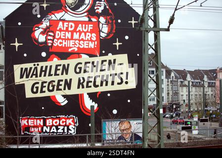 Graffiti auf Hausfassade à Düsseldorf. 'AFD auf den mars schiessen' und 'wählen gehen-gegen Rechts' sowie 'Kein Bock auf Nazis' steht auf dem Haus Banque D'Images