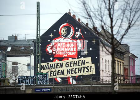 Graffiti auf Hausfassade à Düsseldorf. 'AFD auf den mars schiessen' und 'wählen gehen-gegen Rechts' sowie 'Kein Bock auf Nazis' steht auf dem Haus Banque D'Images