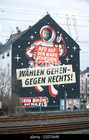Graffiti auf Hausfassade à Düsseldorf. 'AFD auf den mars schiessen' und 'wählen gehen-gegen Rechts' sowie 'Kein Bock auf Nazis' steht auf dem Haus Banque D'Images