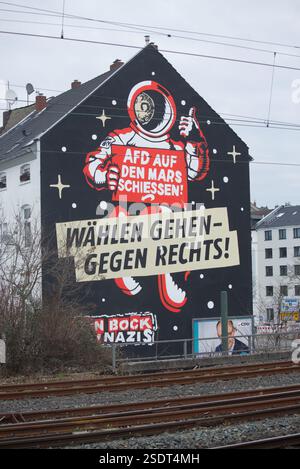 Graffiti auf Hausfassade à Düsseldorf. 'AFD auf den mars schiessen' und 'wählen gehen-gegen Rechts' sowie 'Kein Bock auf Nazis' steht auf dem Haus Banque D'Images
