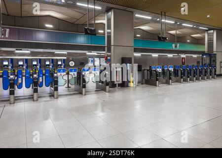 Barrières de billets de métro de Londres. Système d'entrée de métro moderne. Londres, Royaume-Uni, 4 juillet 2023 Banque D'Images