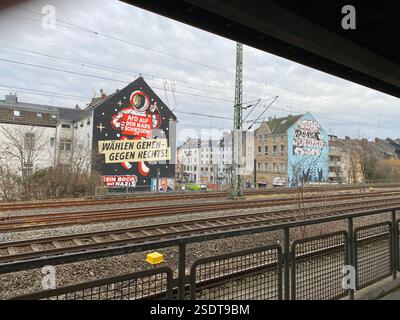 Graffiti auf Hausfassade à Düsseldorf. 'AFD auf den mars schiessen' und 'wählen gehen-gegen Rechts' sowie 'Kein Bock auf Nazis' steht auf dem Haus Banque D'Images