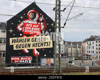 Graffiti auf Hausfassade à Düsseldorf. 'AFD auf den mars schiessen' und 'wählen gehen-gegen Rechts' sowie 'Kein Bock auf Nazis' steht auf dem Haus Banque D'Images
