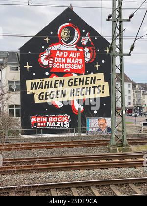 Graffiti auf Hausfassade à Düsseldorf. 'AFD auf den mars schiessen' und 'wählen gehen-gegen Rechts' sowie 'Kein Bock auf Nazis' steht auf dem Haus Banque D'Images