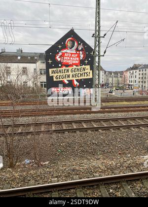 Graffiti auf Hausfassade à Düsseldorf. 'AFD auf den mars schiessen' und 'wählen gehen-gegen Rechts' sowie 'Kein Bock auf Nazis' steht auf dem Haus Banque D'Images