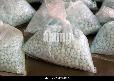 Les agents des douanes et de la protection des frontières (CBP) des États-Unis interceptent des pilules de fentanyl dissimulées dans la roue de secours d’un véhicule lors d’une inspection au port de Mariposa à Nogales, Arizona, le 6 novembre 2023. Crédit : Jerry Glaser / U.S. Customs and Border protection / collecte de contrebande Banque D'Images
