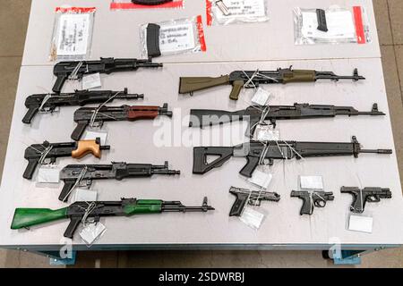 Des agents des douanes et de la protection des frontières (CBP) des États-Unis interceptent une cache d'armes dissimulée dans un véhicule au port de Nogales, Arizona, le 5 avril 2023. Des composants d'armes à feu cachés dans le pare-feu et les panneaux de porte ont été découverts au cours d'une inspection au départ vers le Mexique. Crédit : Jerry Glaser / U.S. Customs and Border protection / collecte de contrebande Banque D'Images